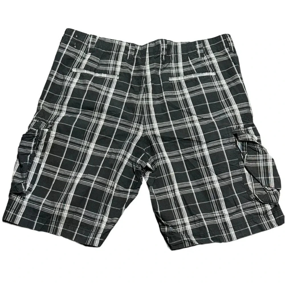 True Nation Mens plaid black and white cargo shorts. Size 44.